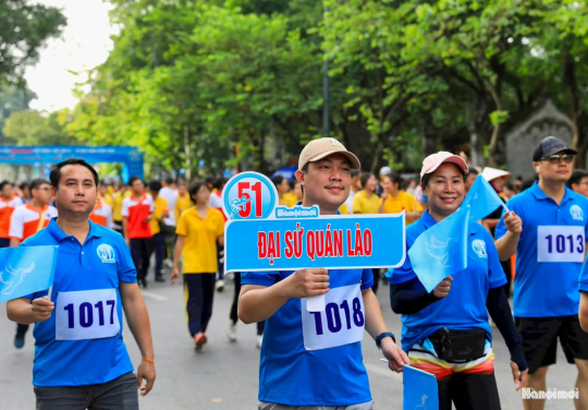 Lao Embassy Joins 51st Hanoi Peace Run